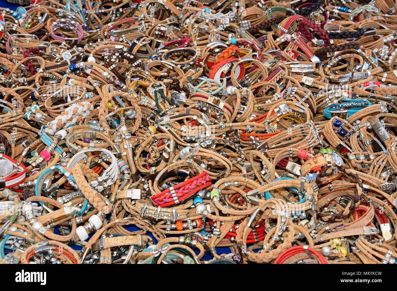 Bracelets de l'amitié en liège sur un étal de marché, Lagos, Algarve, Portugal, Europe. Banque D'Images