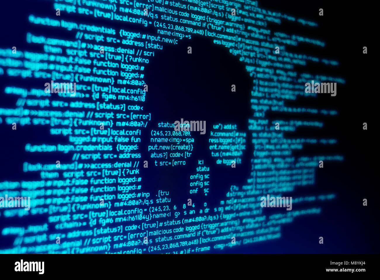Code de l'ordinateur sur un écran avec un crâne représentant un virus / malware attaque. Banque D'Images