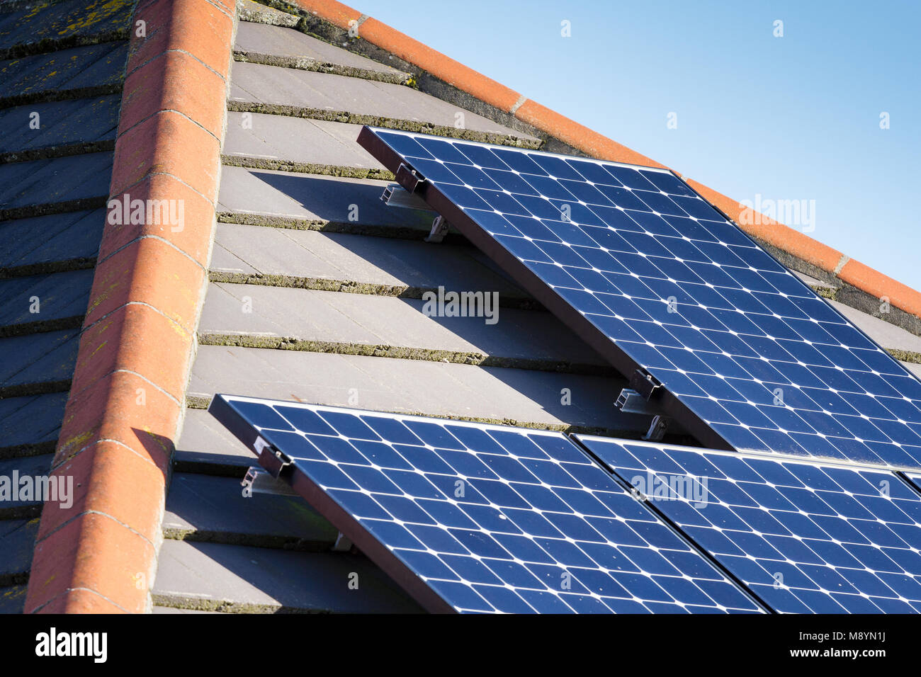 Des panneaux solaires sur le toit d'une propriété nationale, Dorset, Royaume-Uni Banque D'Images