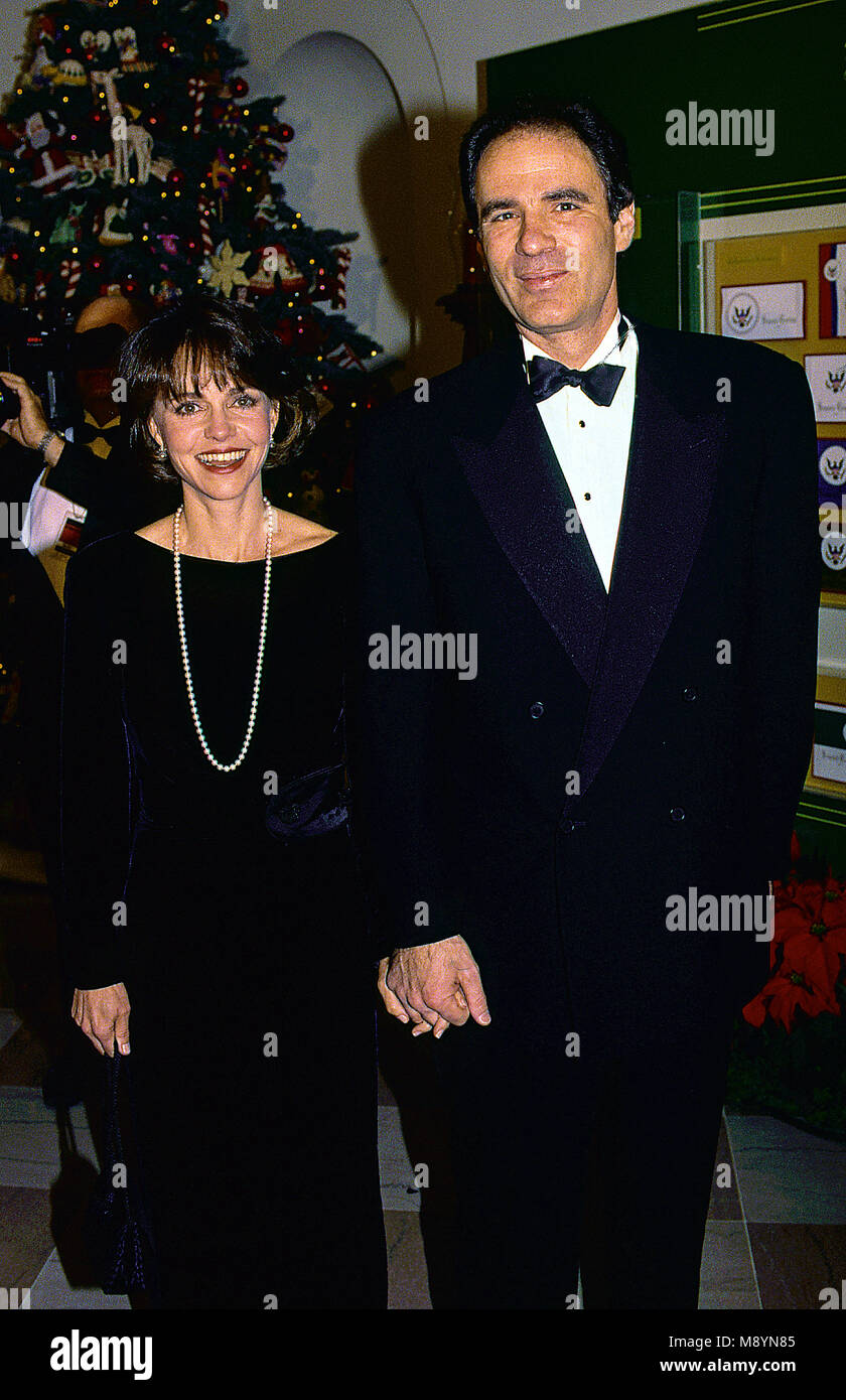 Washington, DC., USA, 5 décembre 1993, Sally Field et son mari Alan Greisman arrivent à la Maison Blanche pour la réception des Kennedy Center Honors. Credit : Mark Reinstein/MediaPunch Banque D'Images