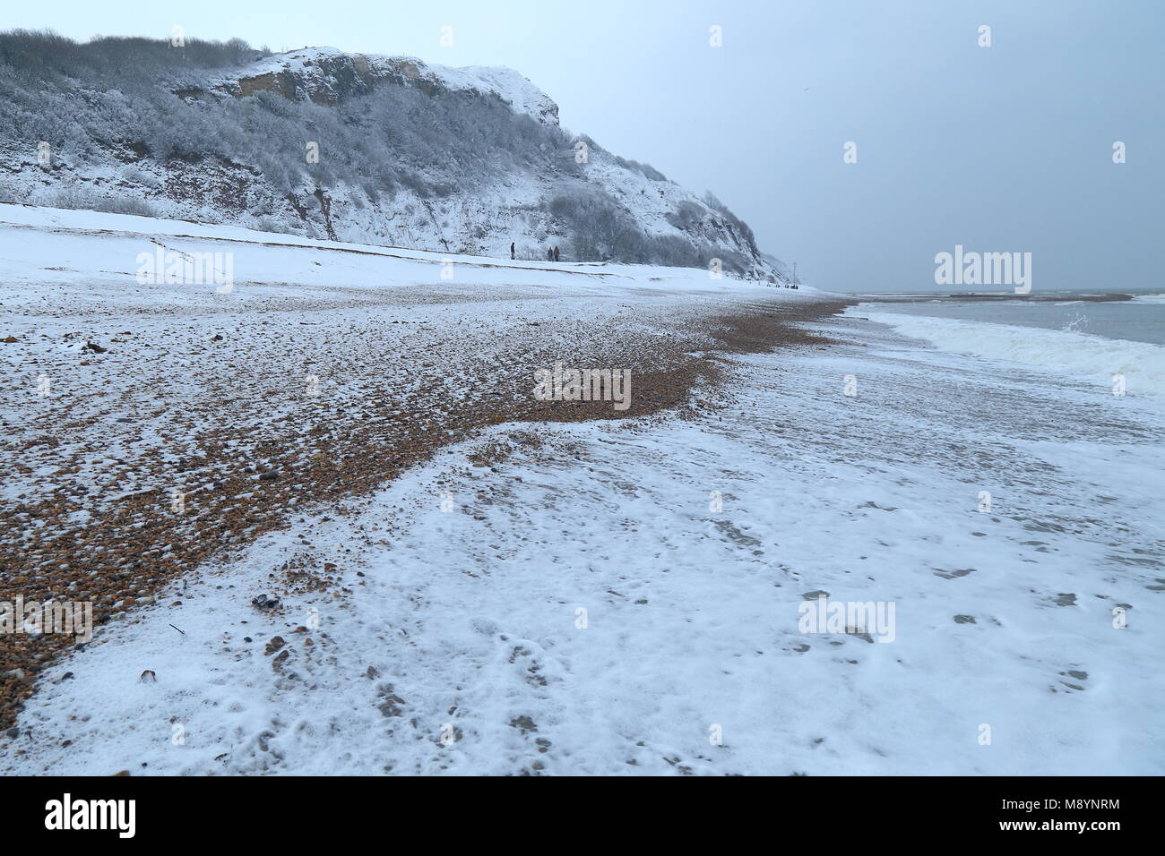 Neige sur la côte jurassique près de la ville de Devon Seaton Banque D'Images