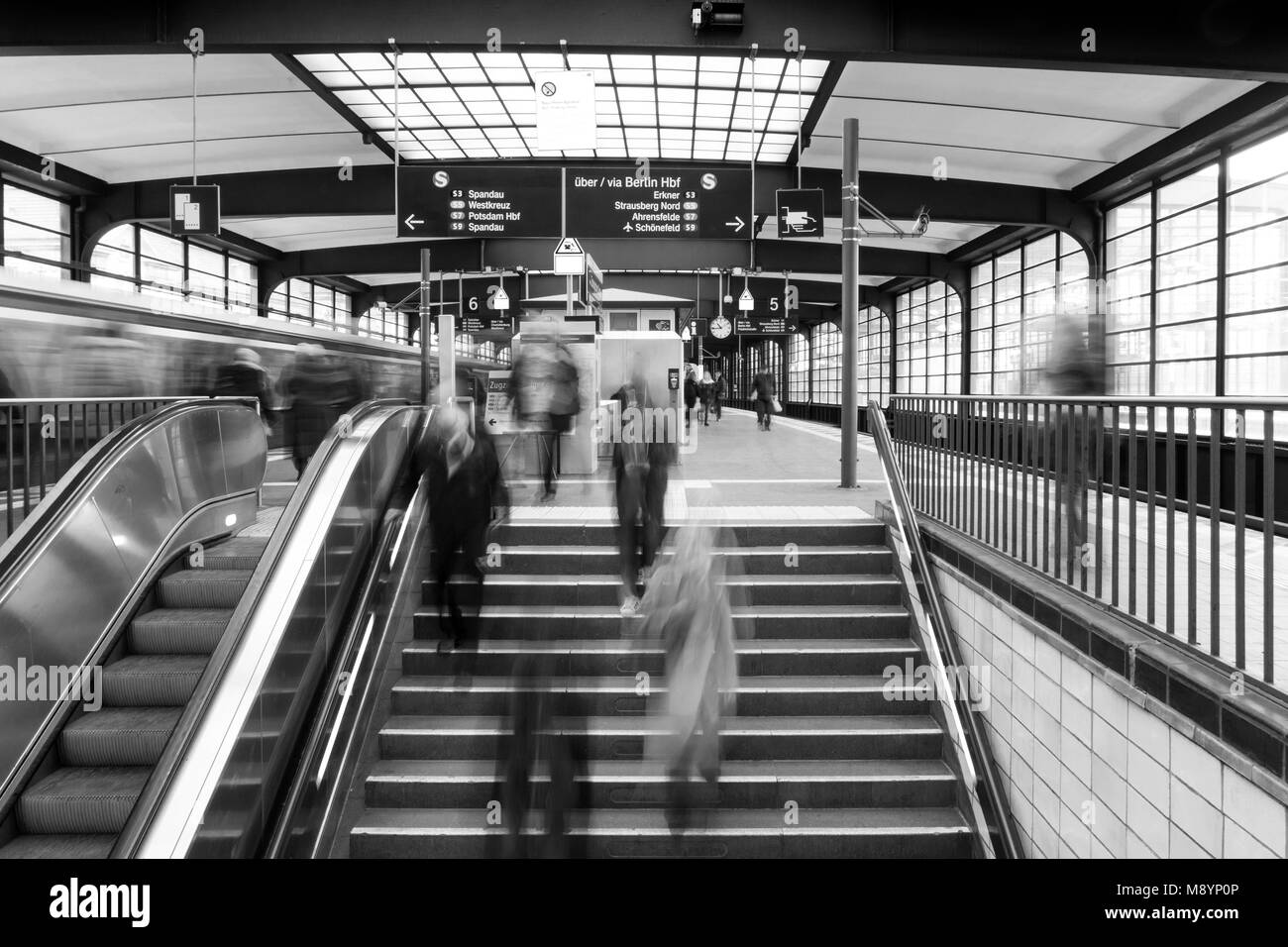 Berlin, Allemagne, le 13 mars 2018. Laisser les passagers d'un S-Bahn (train et entrez le sous-col à Berlin Zoologischer Garten. Banque D'Images