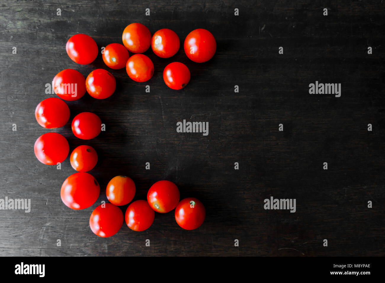 Tomates cerises rouges : Riche en vitamine C de la bonne nourriture saine avec un espace réservé au texte Banque D'Images