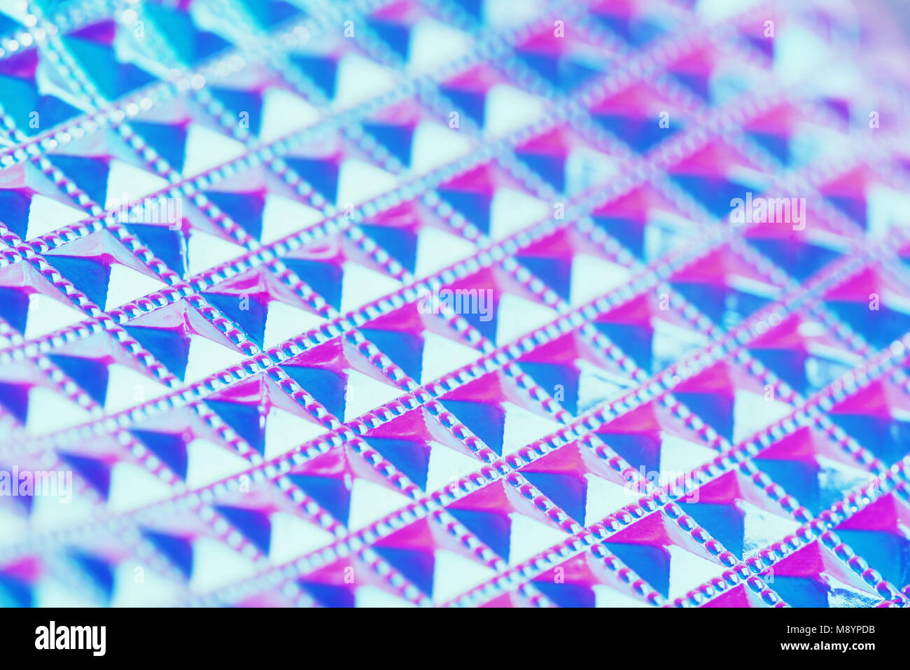 Creative ultraviolet holographique avec arrière-plan géométrique focus sélectif. Avec un revêtement holographique. Fond holographique. Banque D'Images