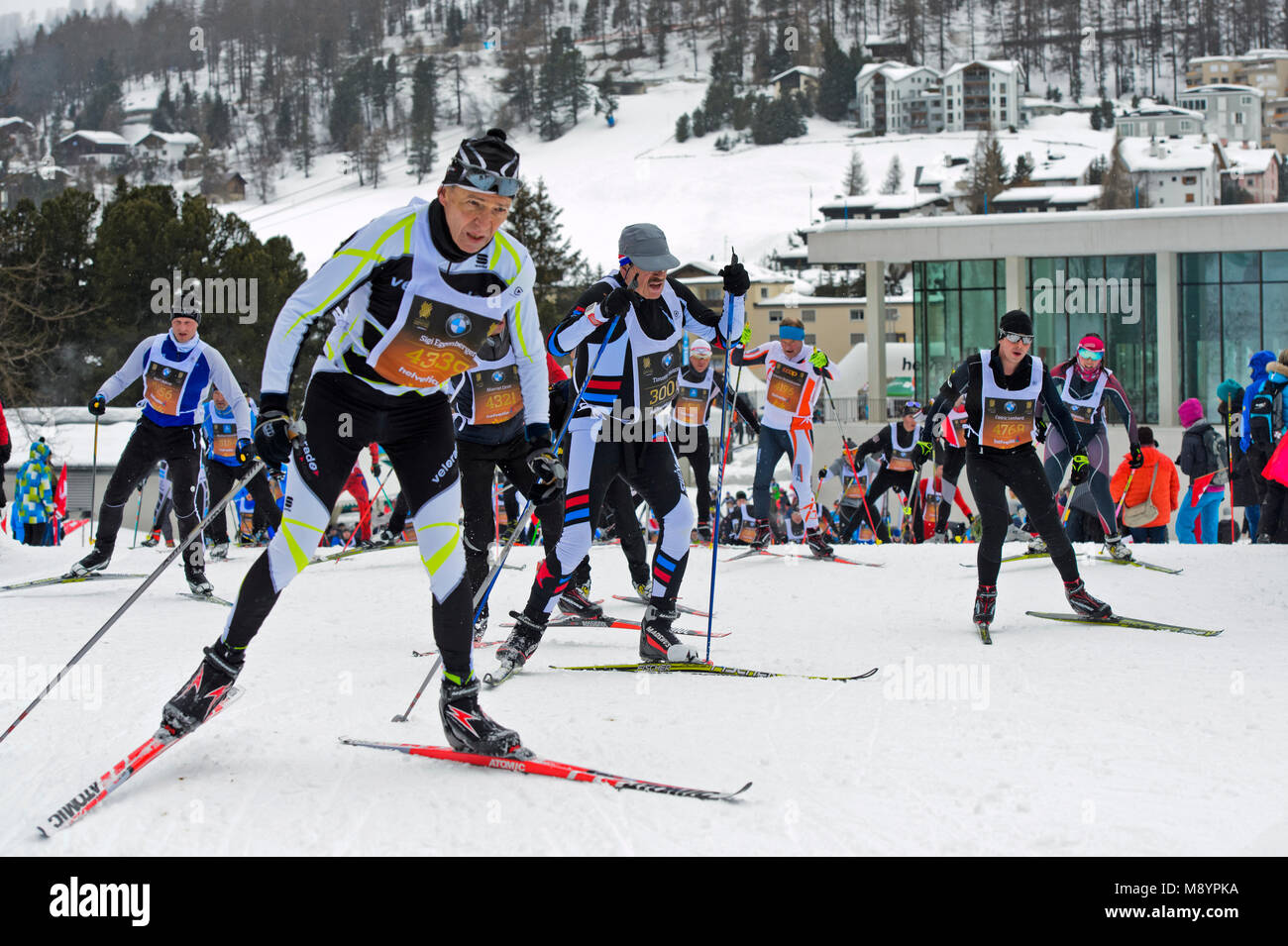 Les skieurs à l'Engadin Skimarathon sur la montée vers la colline de Wald Stazer, Engadin Skimarathon 50e, 11 mars 2018, Saint-Moritz, Suisse Banque D'Images