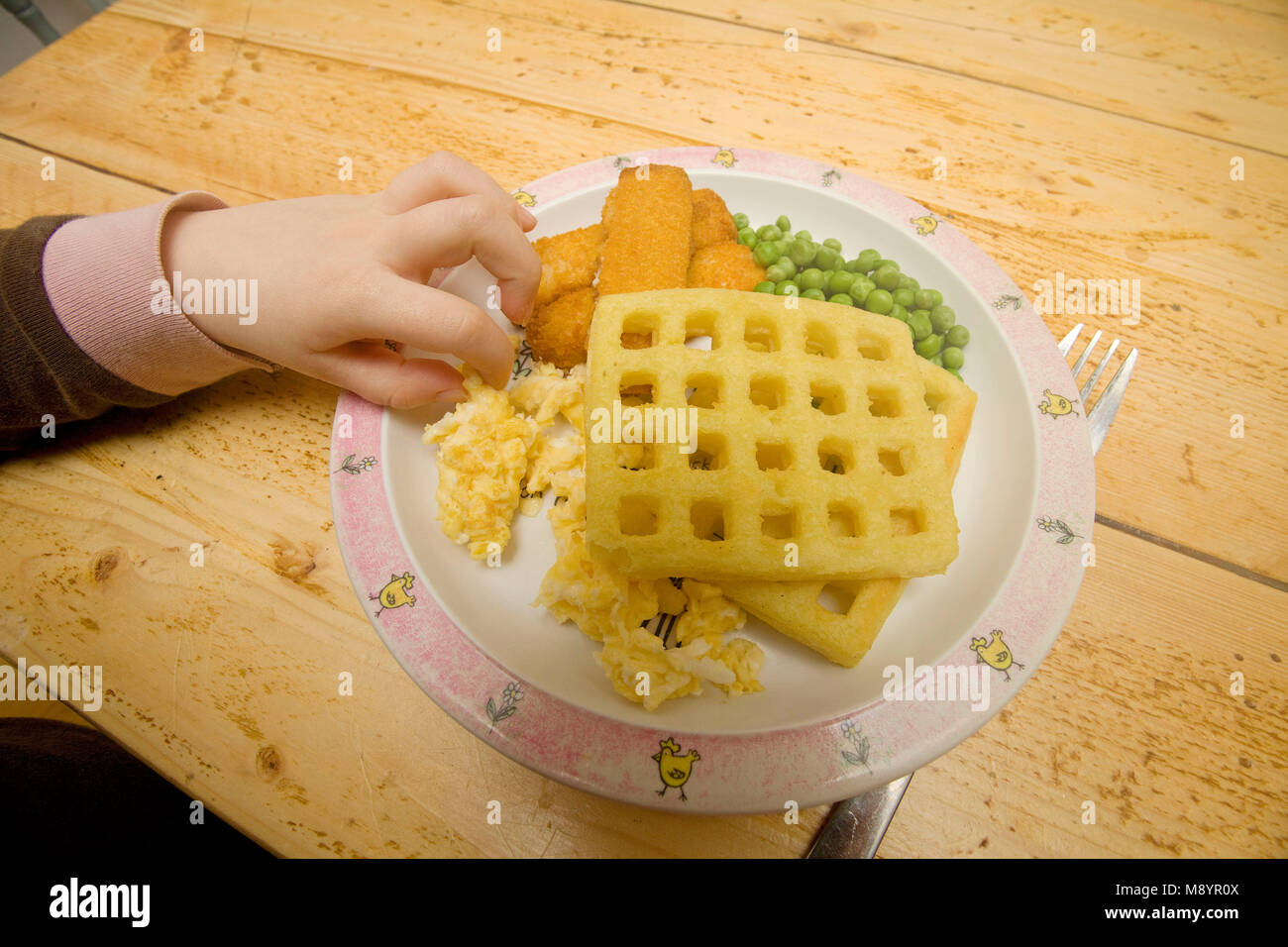 Préparation de l'enfant à la nourriture n'était pas à l'aide d'une fourchette Banque D'Images