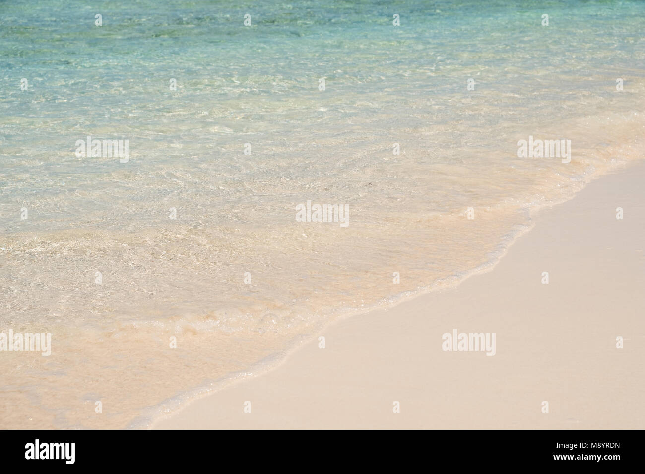 L'eau claire sur la plage de sable blanc propre - gros plan Banque D'Images