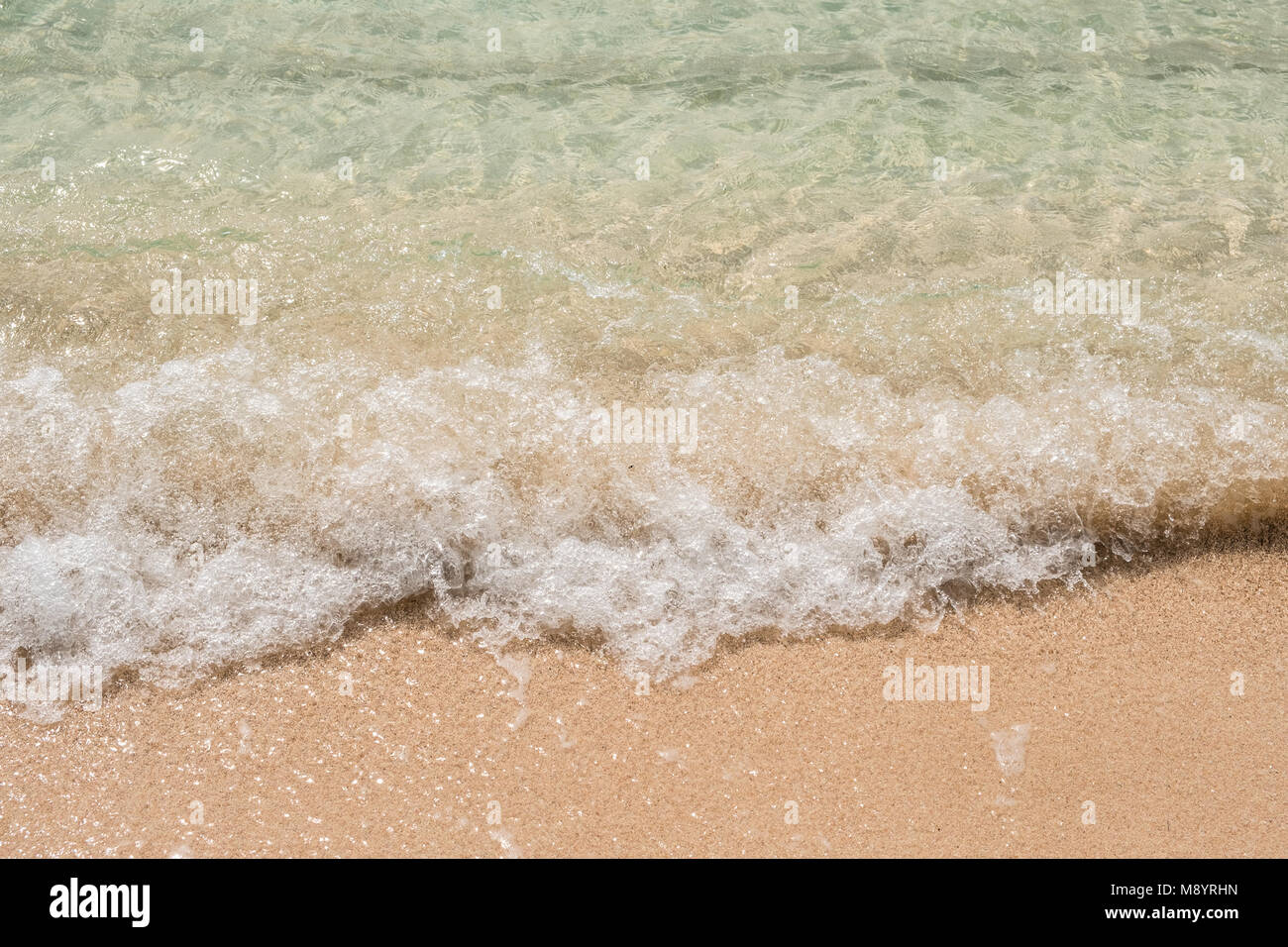 L'eau claire sur la plage de sable blanc propre - gros plan Banque D'Images