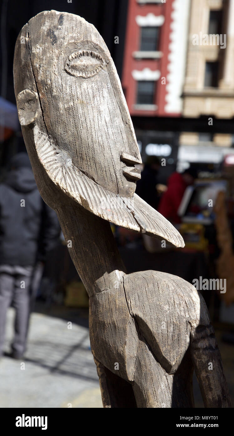 La sculpture africaine en vente dans le marché de rue de Chelsea, W., 25e Rue, New York City Banque D'Images