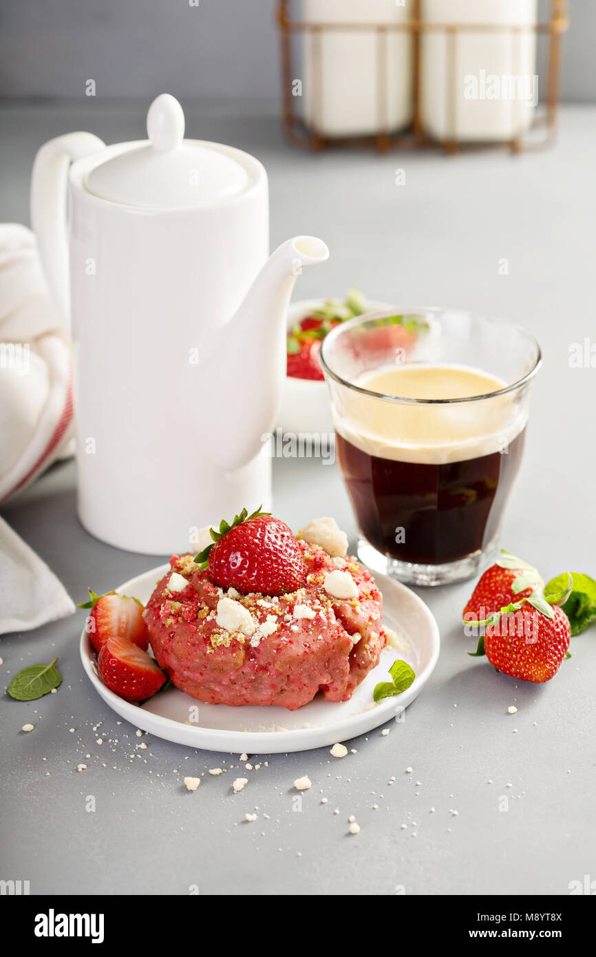 Beignets aux fraises avec du café Banque D'Images