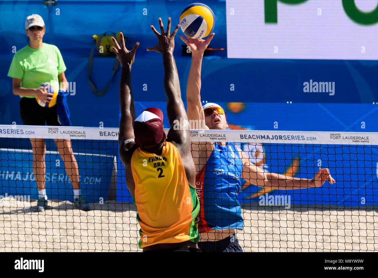 L'équipe de Phil Dalhausser USA placé sur le bloc brésilien le point d'aller gagner le match et ainsi faire progresser le cycle. L'importante série de volley-ball 2018 La Floride a été accueilli à Fort Lauderdale, USA du 27 février au 4 mars 2018. Banque D'Images