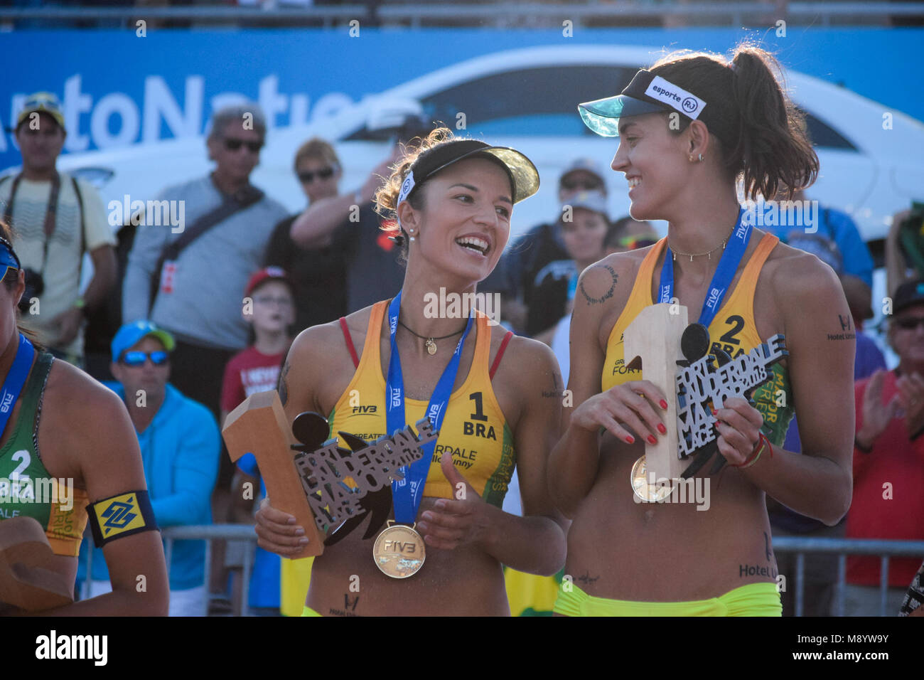 Barbara Seixas de Freitas & Fernanda Berti Alves du Brésil a remporté la médaille d'or et sont couronnés champions de l'importante série de beach-volley 2018 contre leurs compatriotes Taiana Silva & Carol Horta par 2 set par 0, 21/16 - 21/13 en 44 minutes. L'importante série de volley-ball 2018 La Floride a été accueilli à Fort Lauderdale, USA du 27 février au 4 mars 2018. Banque D'Images