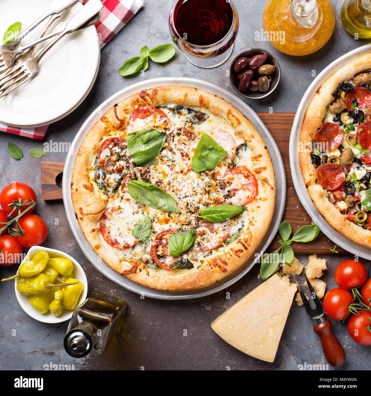Margherita pizza au pepperoni et au basilic Banque D'Images