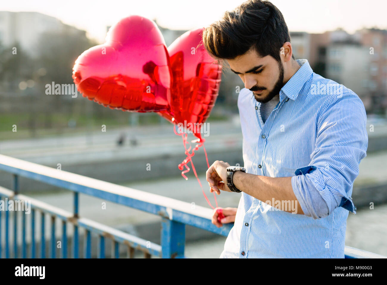 Homme Triste En Attente De Date A Date De La Saint Valentin Photo Stock Alamy Homme Triste En Attente De Date A Date De La Saint Valentin Photo Stock Alamy