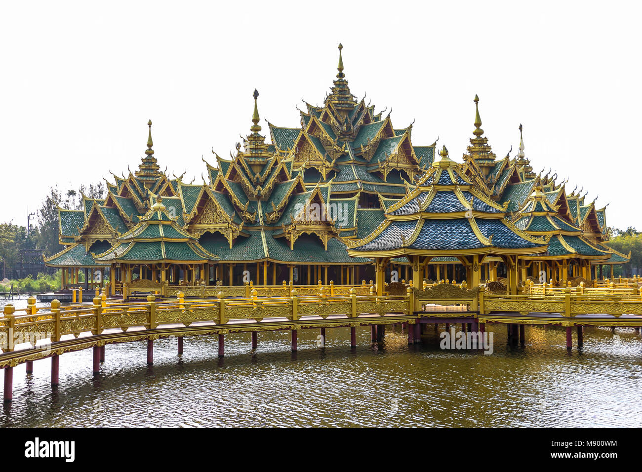 Temple thaïlandais sur l'eau en ville ancienne près de Bangkok, Thaïlande Banque D'Images