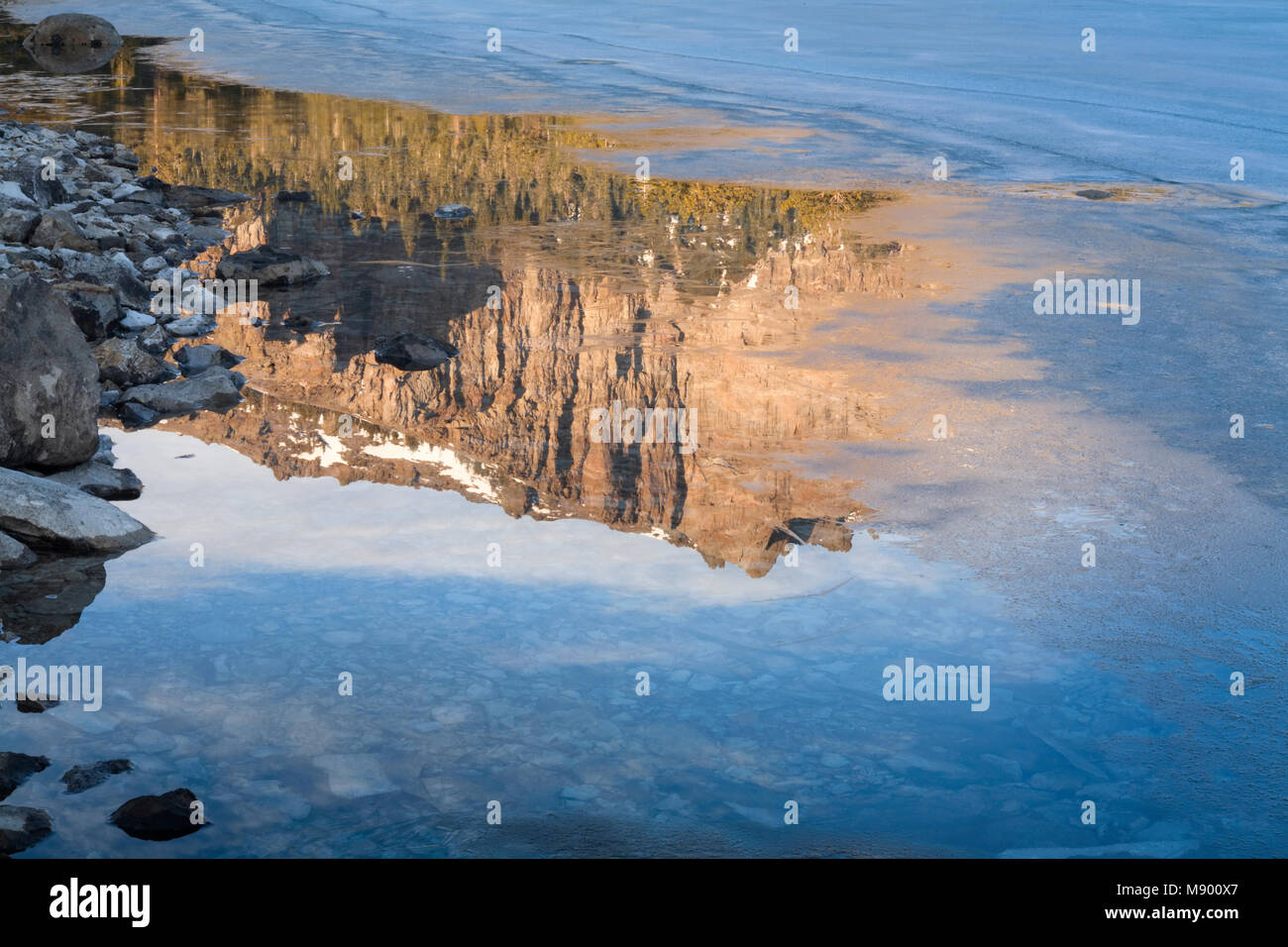 Thunder Mountain se reflétant dans l'eau d'un lac d'argent partiellement gelé dans le Kit Carson, Eldorado National Forest, Californie, USA. Banque D'Images