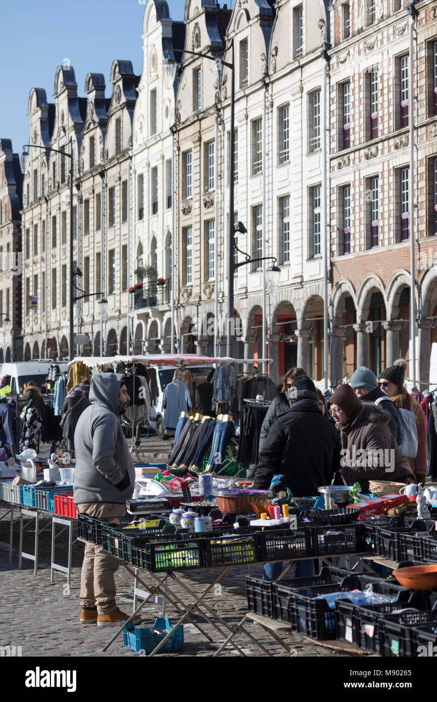 Samedi marché plein air dans la Grand Place, Arras, Pas-de-Calais, Hauts-de-France, France, Europe Banque D'Images