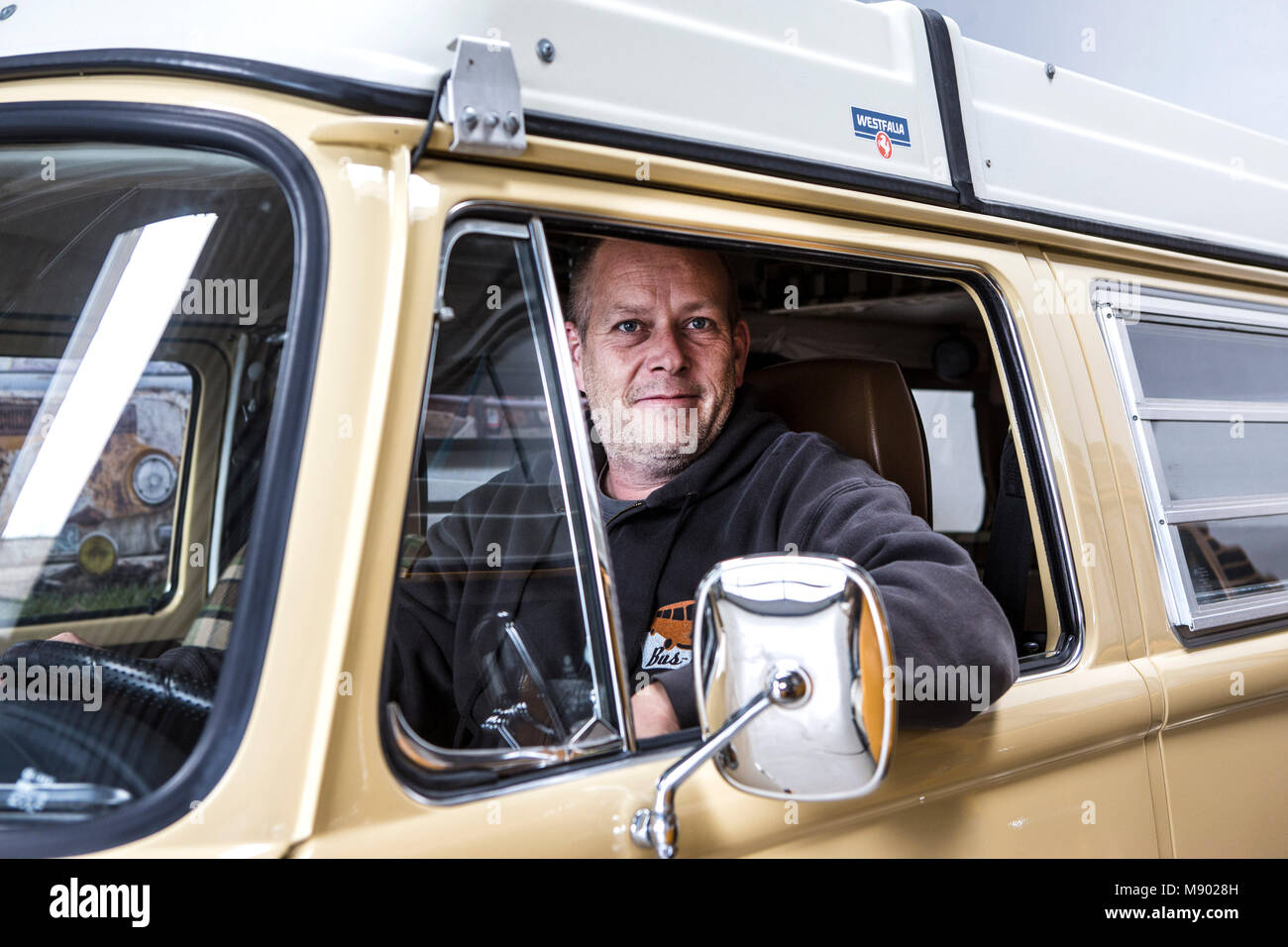 Stolzer Besitzer : Olaf Kuntze am Steuer des 'Neuwagens' VW Bulli 1978 Banque D'Images