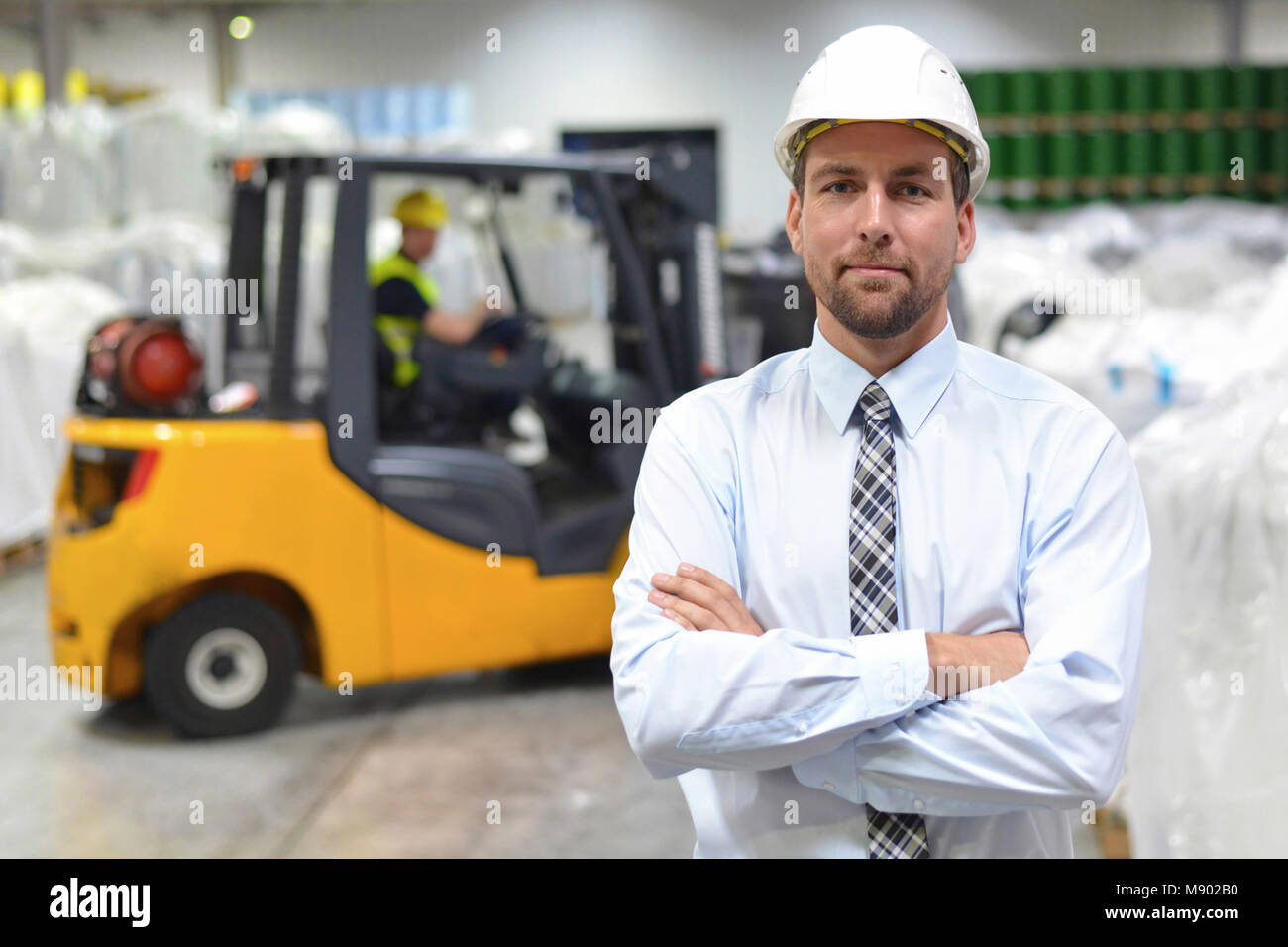 Groupe de travailleurs de l'industrie de la logistique travailler dans un entrepôt de produits chimiques Banque D'Images