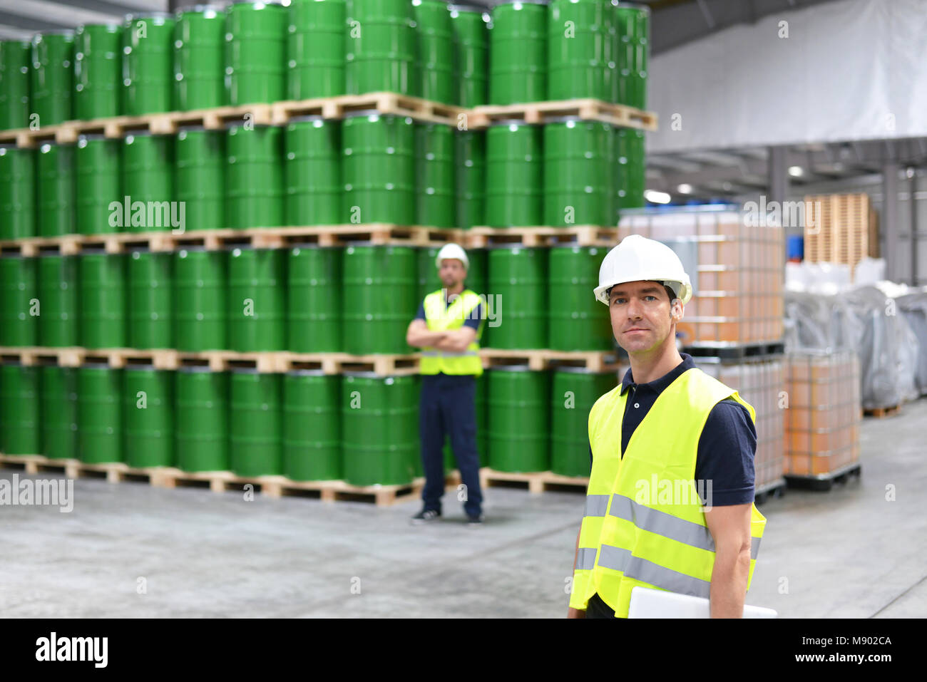 Groupe de travailleurs de l'industrie de la logistique travailler dans un entrepôt de produits chimiques Banque D'Images