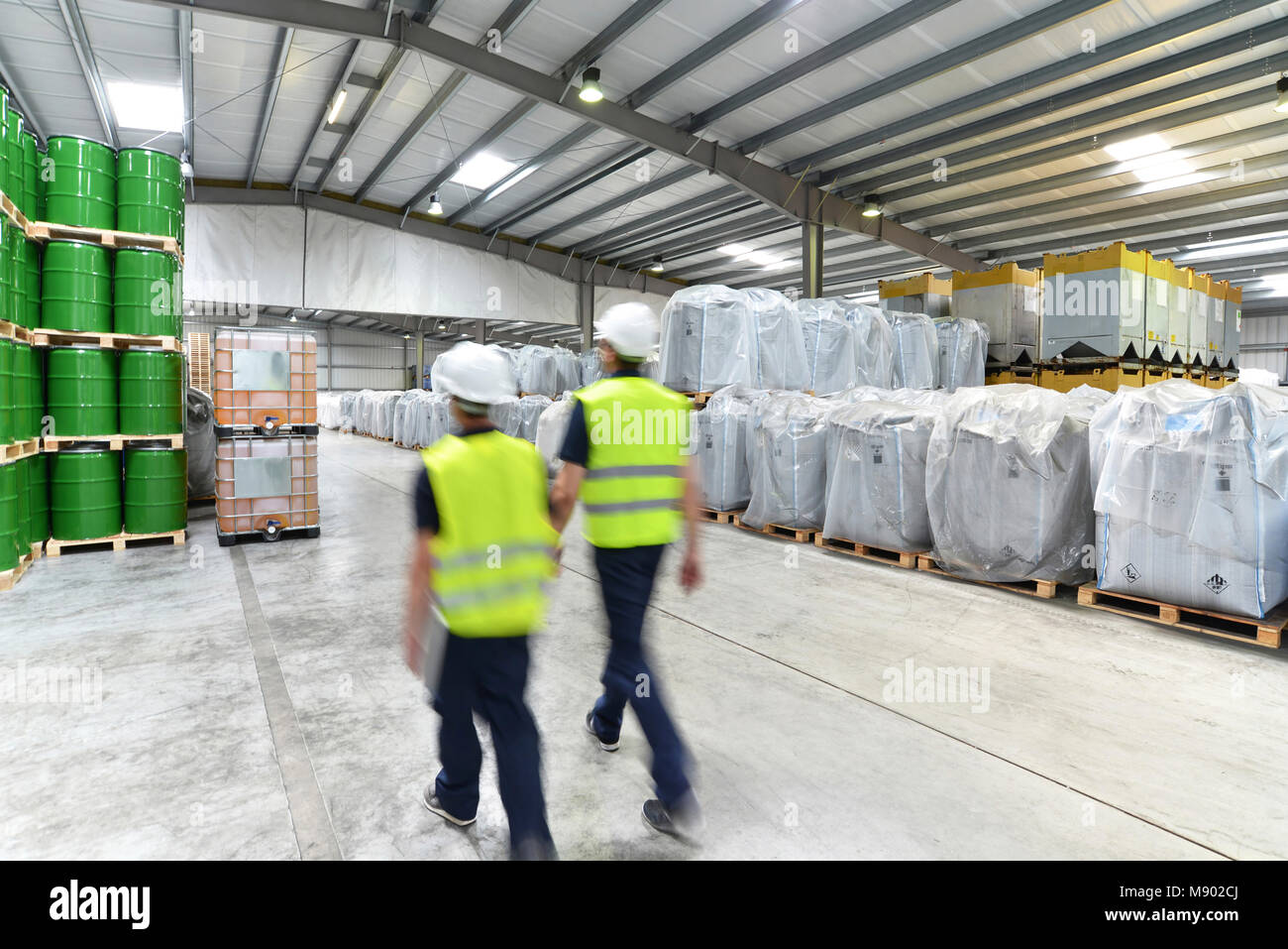 Groupe de travailleurs de l'industrie de la logistique travailler dans un entrepôt de produits chimiques Banque D'Images