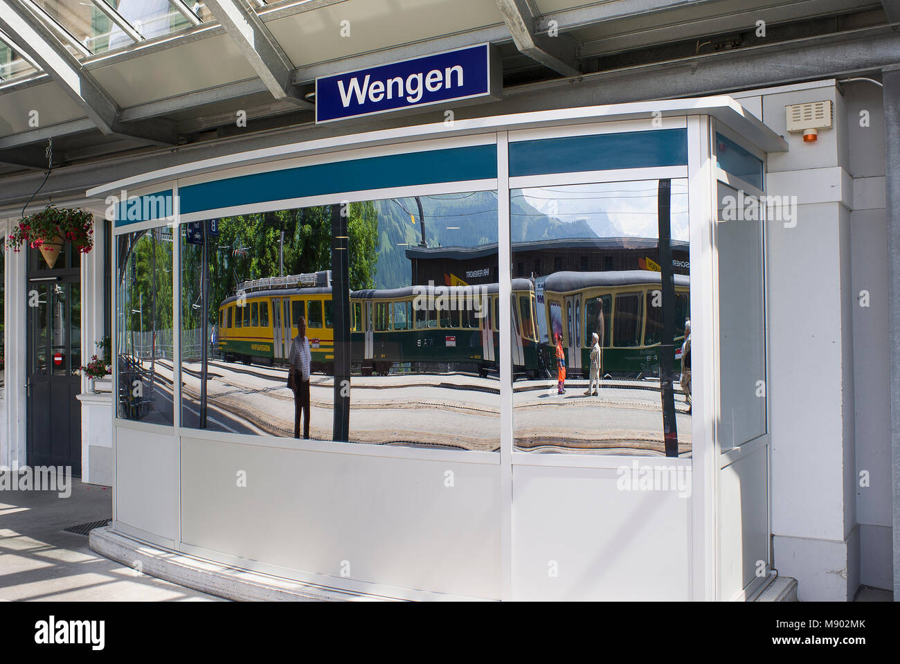 Réflexions d'un train de chemin de fer mouintain à Wengen gare Suisse Banque D'Images