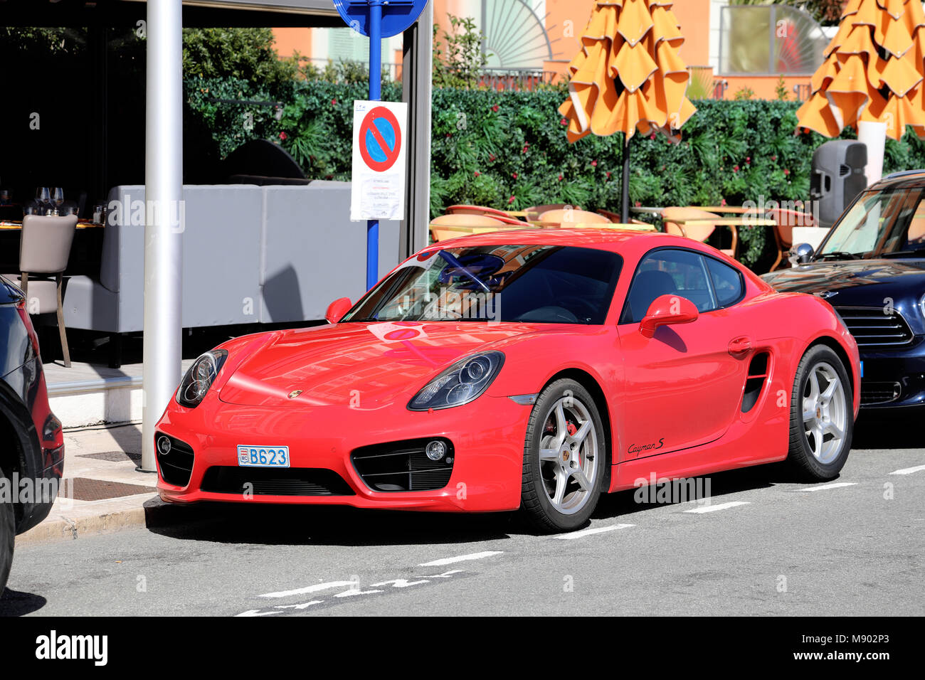 Menton, France - 19 mars 2018 Luxe : Porsche Cayman S 718 rouge garée dans la rue de Menton sur la côte d'Azur Banque D'Images