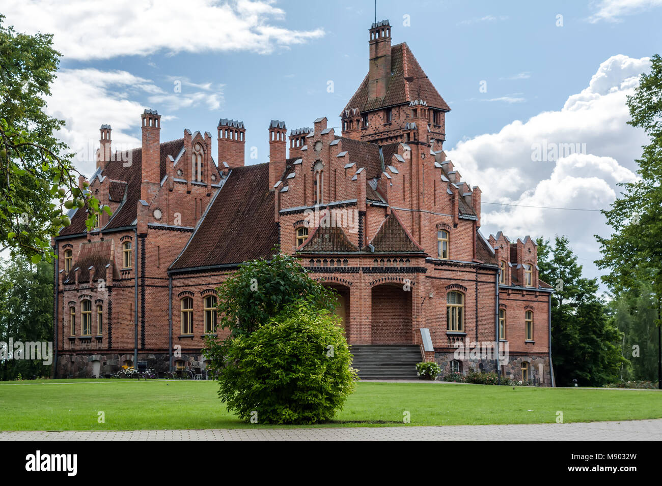 Manoir Jaunmokas en Lettonie. Ce palais de style néo-gothique a été conçu par l'architecte Wilhelm Bockslaff et construit en 1901. Banque D'Images