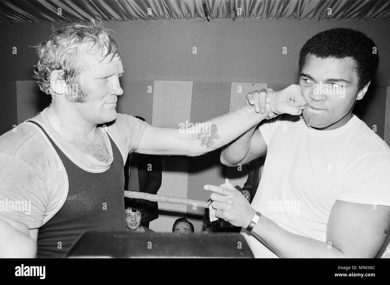 Muhammad Ali (à droite) avec le futur adversaire Heavyweight Champion britannique Richard Dunn au camp de formation de Poids welter Monde John H. Stracey dans le West End de Londres. 10 Mars 1976 Banque D'Images