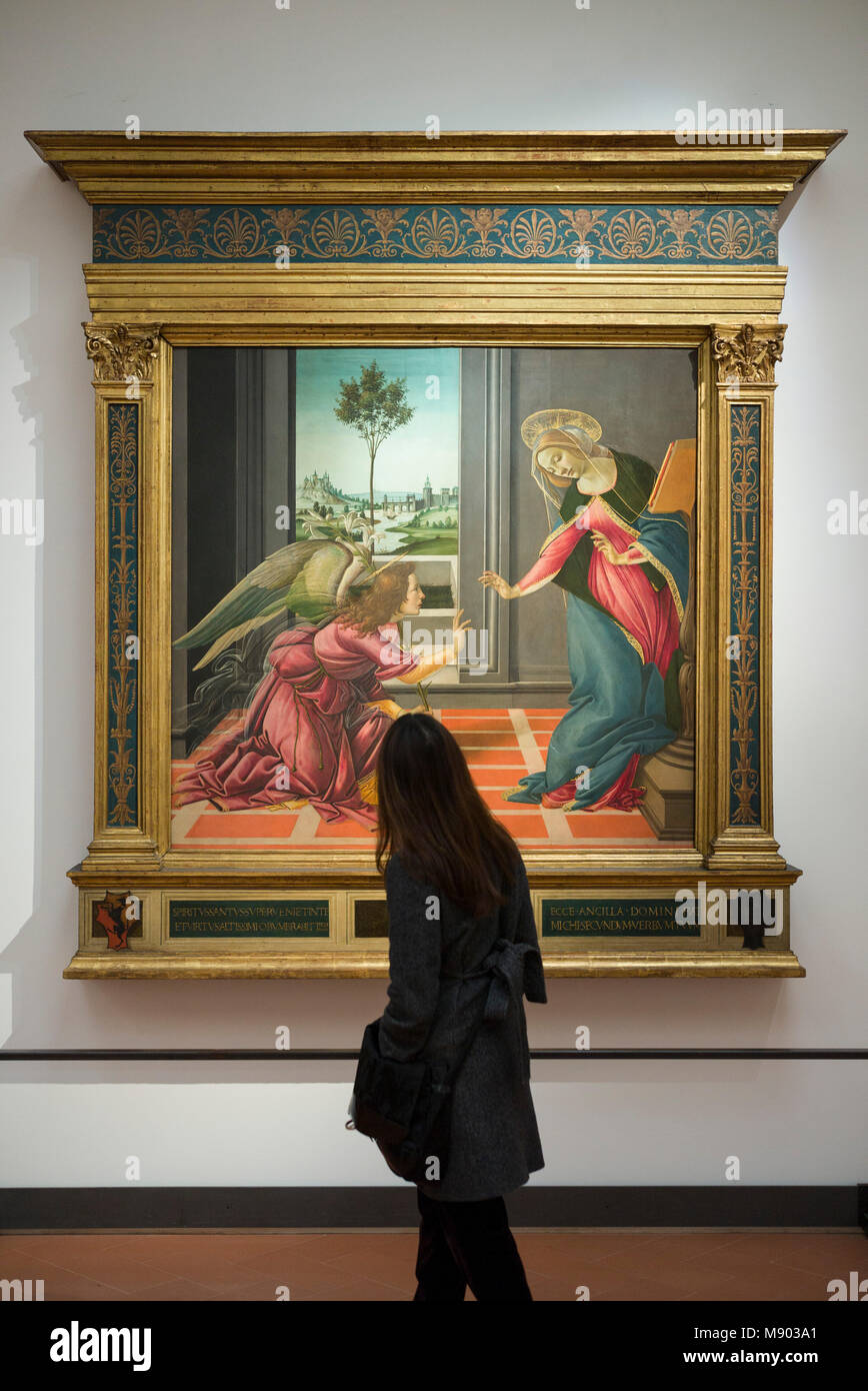 Florence. L'Italie. Galerie des Offices. Visiteur à la peinture à l'Annonciation, par Sandro Botticelli (ca. 1489-90). Galleria degli Uffizi. Banque D'Images