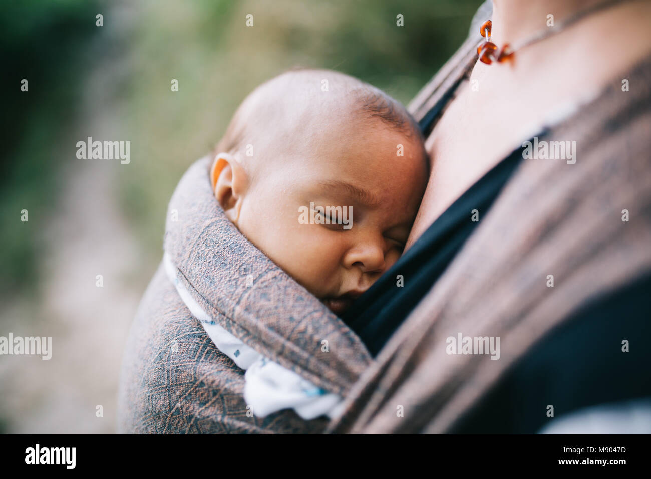 Bi-raciale famille composée de la mère de race blanche et noire fils nouveau-né Banque D'Images