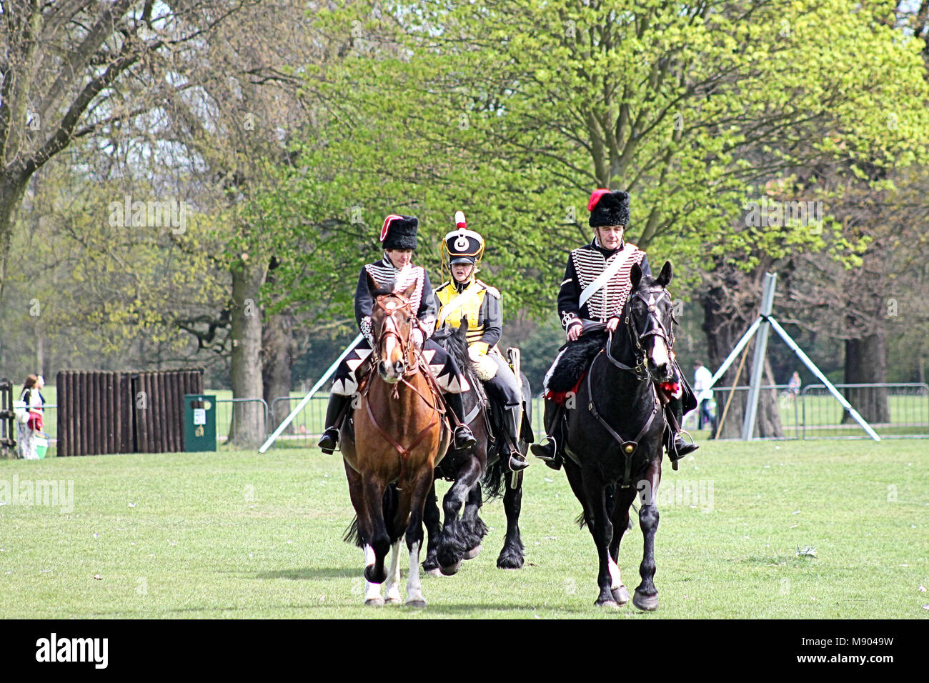 Les amateurs de militaires à cheval en 12e de dragons légers uniforme, adopter de nouveau la bataille de Waterloo Banque D'Images