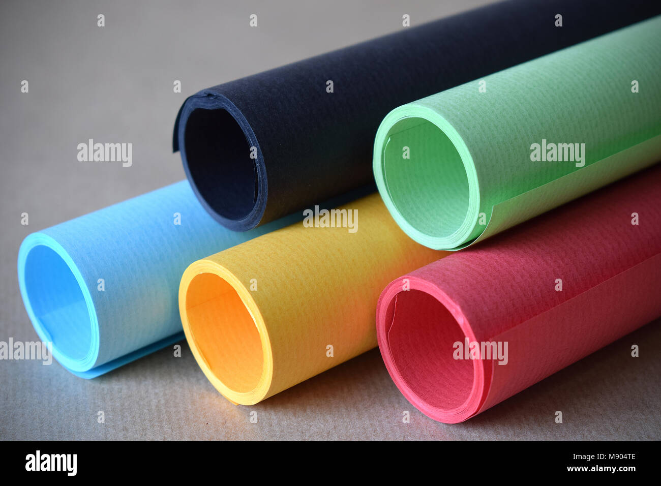 Tubes de papier multicolores ressource graphique d'arrière-plan. Ressources de conception graphique qui montre un tubes de papier multicolores. Le contraste de ton. Banque D'Images