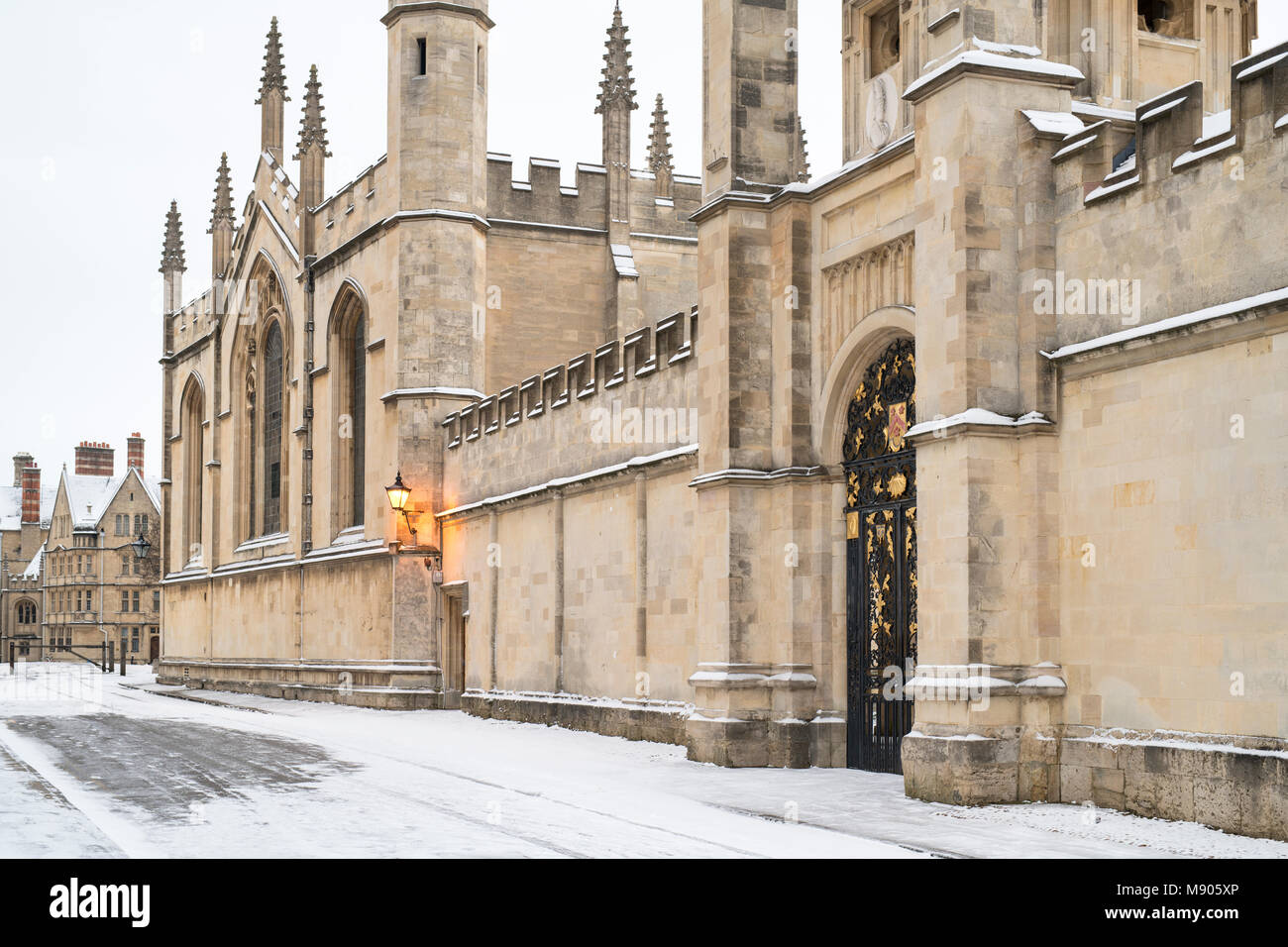 Tous les bâtiments de Souls College dans la neige tôt le matin. Catte Street, Oxford, Oxfordshire, Angleterre Banque D'Images