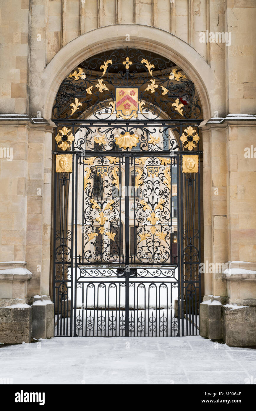 Porte ouest de l'All Souls College Building tôt le matin de la neige. Oxford, Oxfordshire, Angleterre Banque D'Images