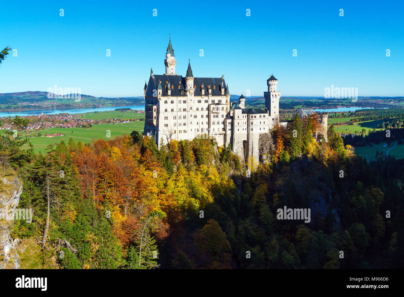 La Bavière, Allemagne - 15 octobre 2017 : le château de Neuschwanstein et les Alpes à l'automne Banque D'Images