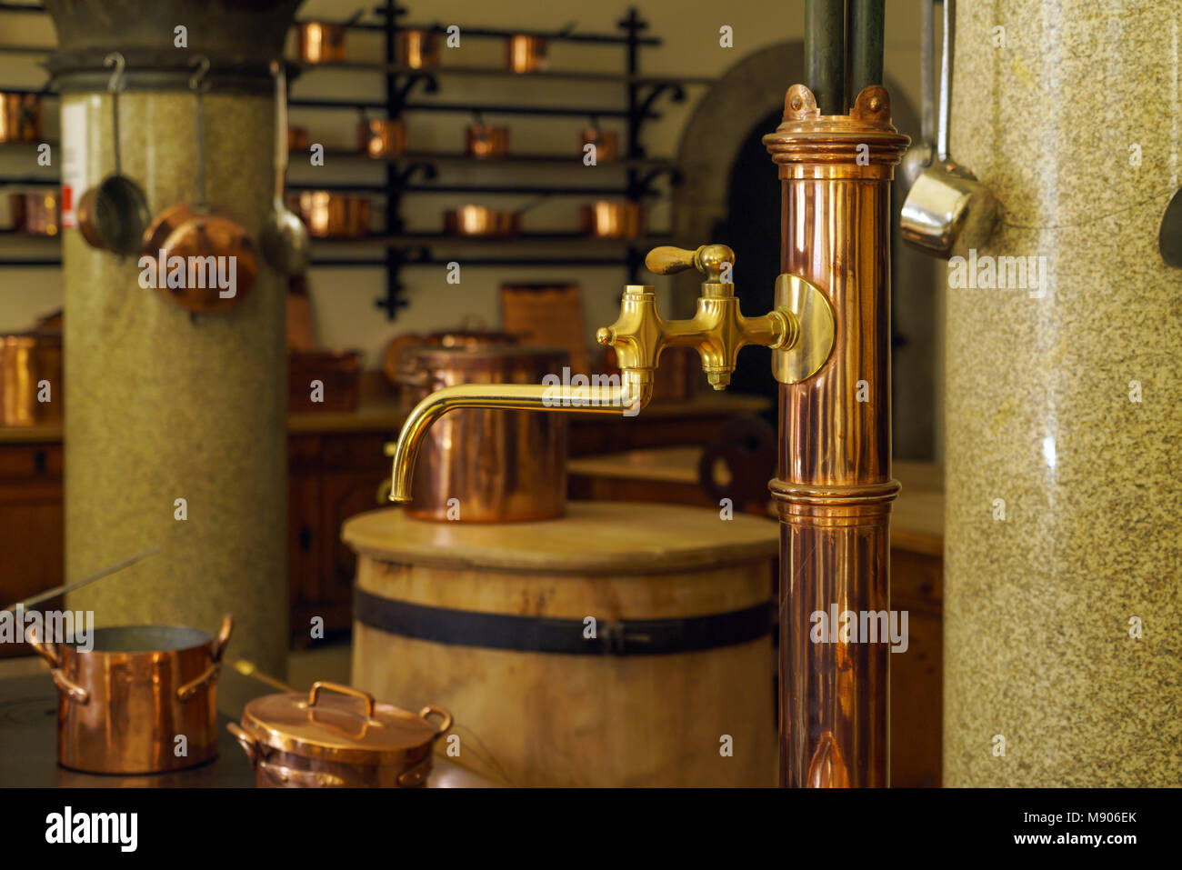 La Bavière, Allemagne - 15 octobre 2017 : Bronze pots de cuisine, des tuyaux et des plaques dans le château de Neuschwanstein Banque D'Images