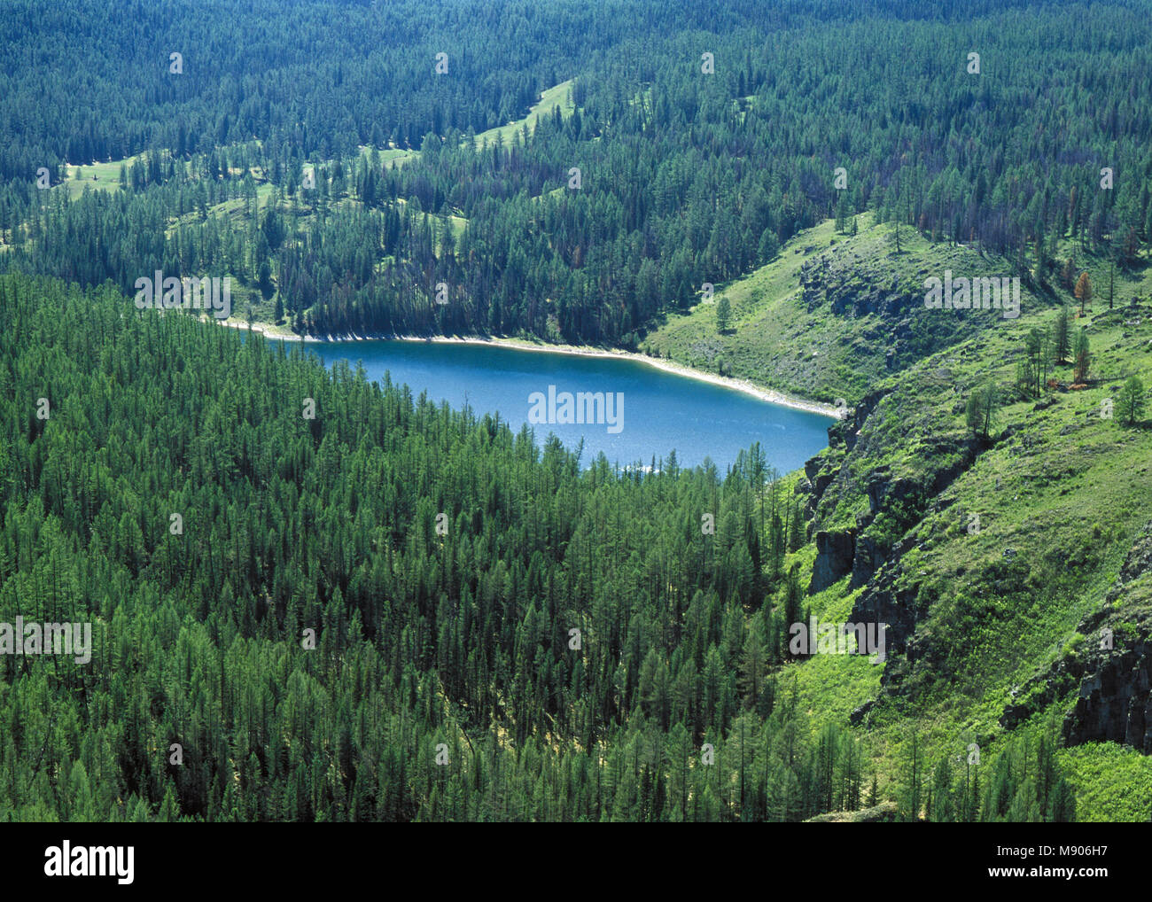 Lac de montagne entouré de forêt en Russie, de l'Altaï Banque D'Images