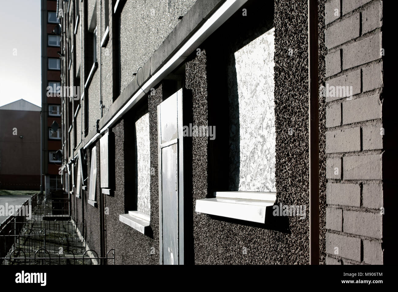 Vides et délabrés, principalement le logement dans une région défavorisée, illustrant la pauvreté, Yoker, Glasgow, Écosse (mars 2018) Banque D'Images