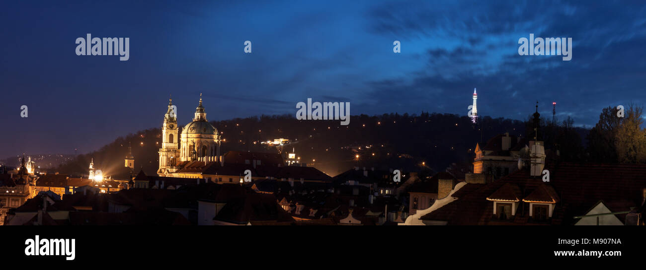 Moindre trimestre après la tombée de la nuit. Avec la colline de Petrin avec Lookout Tower et cathédrale St Nicholas dome et tour de l'horloge. Vieux quartier de Prague après le coucher du soleil Banque D'Images