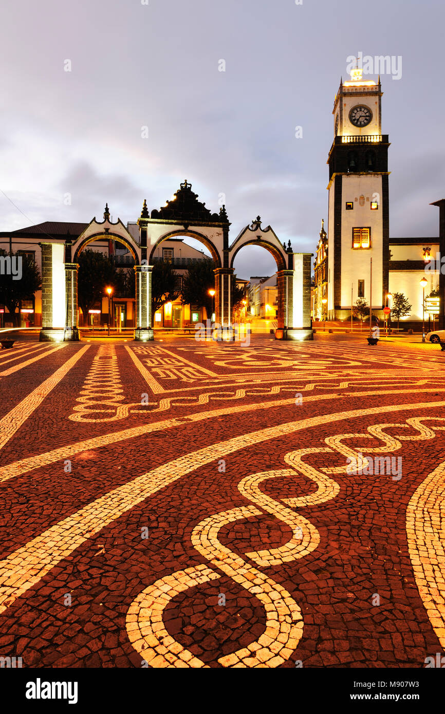 Les portes de la ville (Portas da Cidade), sont l'entrée du village historique de Ponta Delgada et l'ex-libris de la ville depuis le 18e cen Banque D'Images