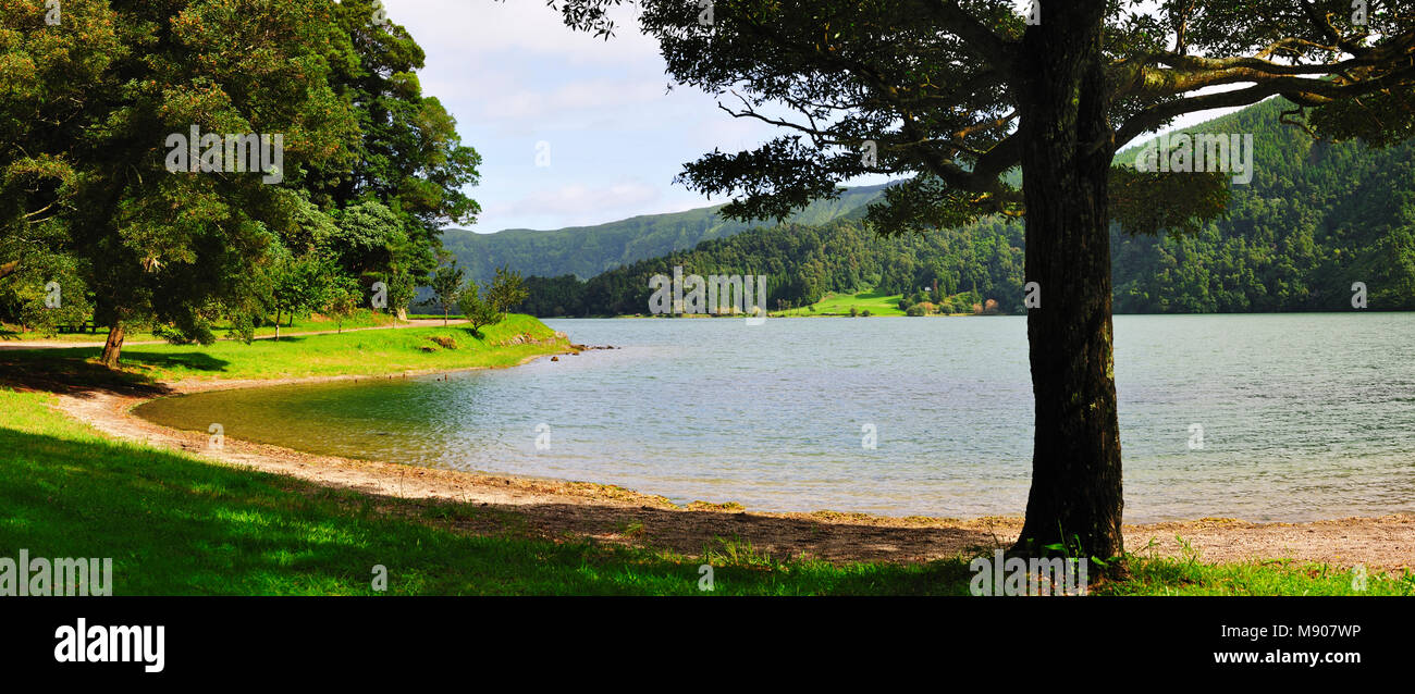 Sete Cidades lac volcanique. Un grand cratère avec 12 kilomètres de périmètre, l'un des sites les plus visités à São Miguel. Açores, Portugal Banque D'Images