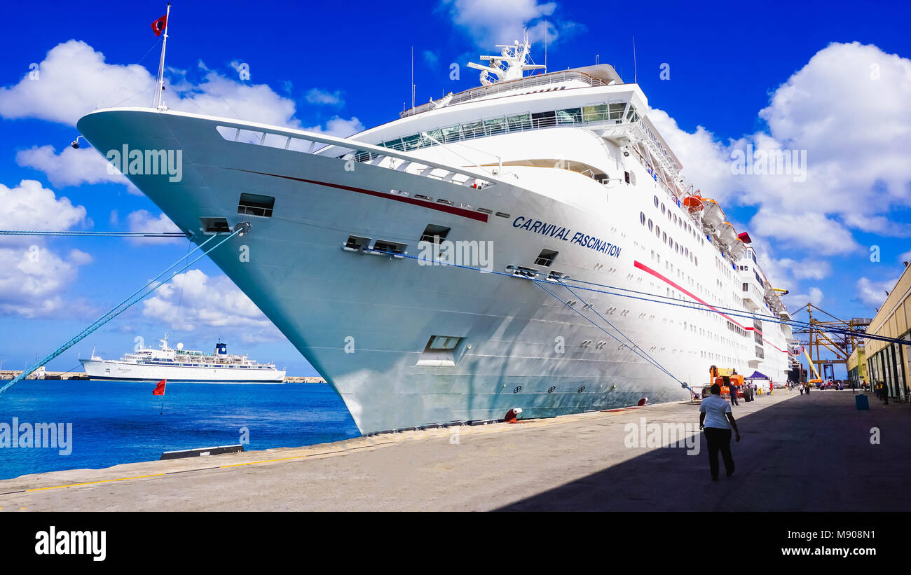 Barbade - 11 mai 2016 : le navire de croisière Carnival Fascination à quai Banque D'Images