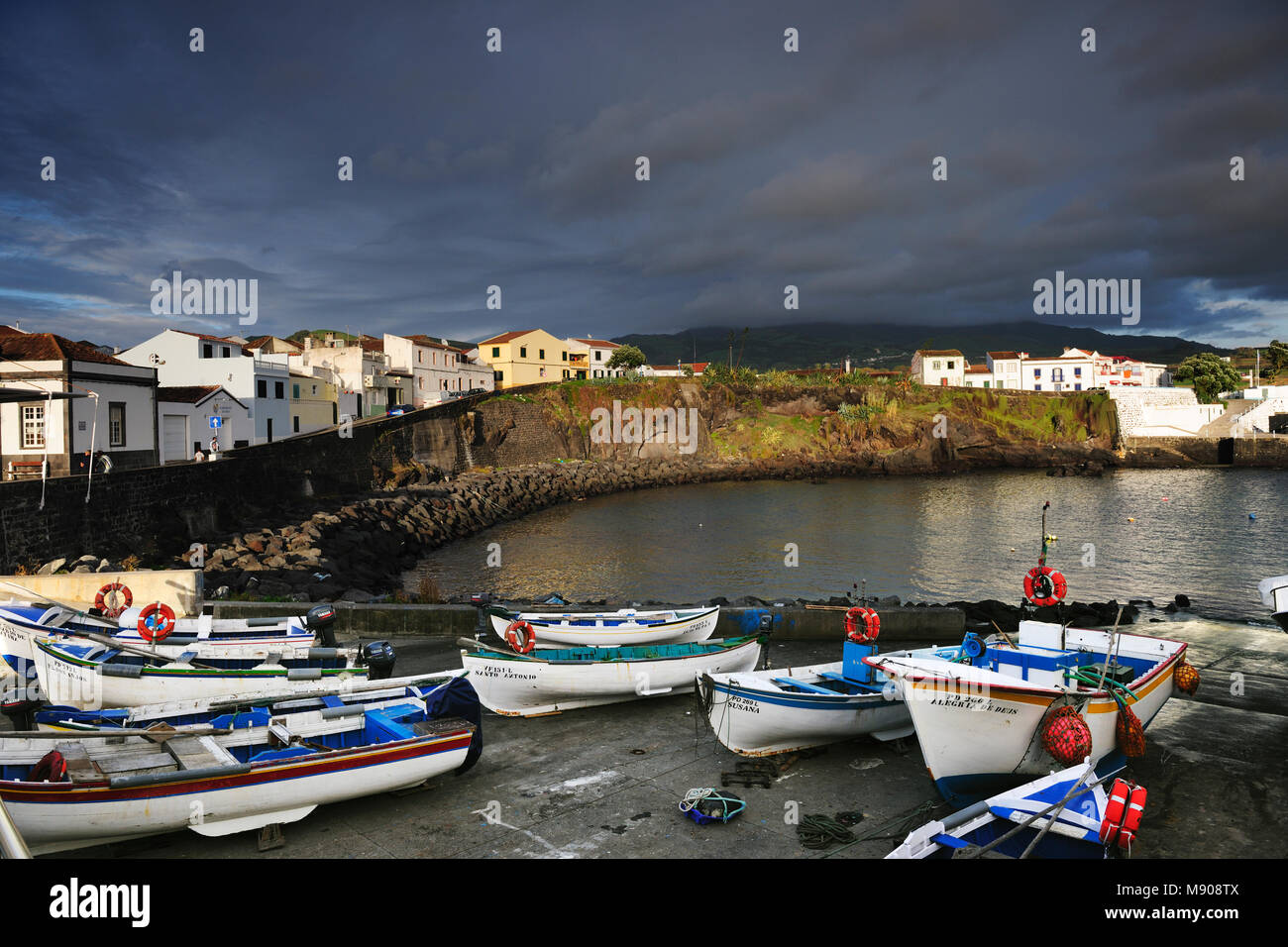 Les bateaux de pêche dans la région de Lagoa. São Miguel, Açores. Portugal Banque D'Images