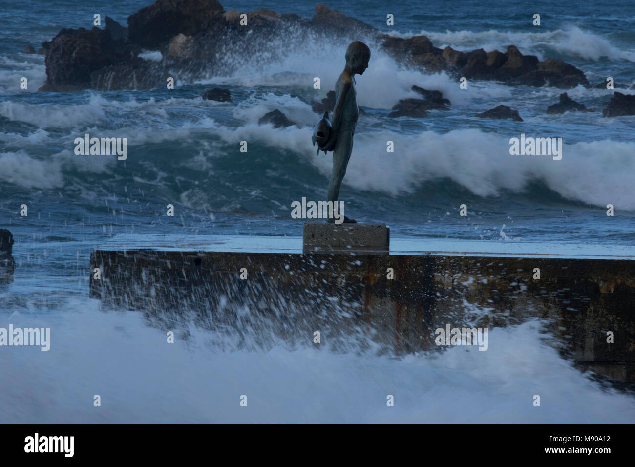 Wild mer Méditerranée dans le port de Paphos avec statue de garçon avec poisson, Paphos, Chypre, Méditerranéenne Banque D'Images