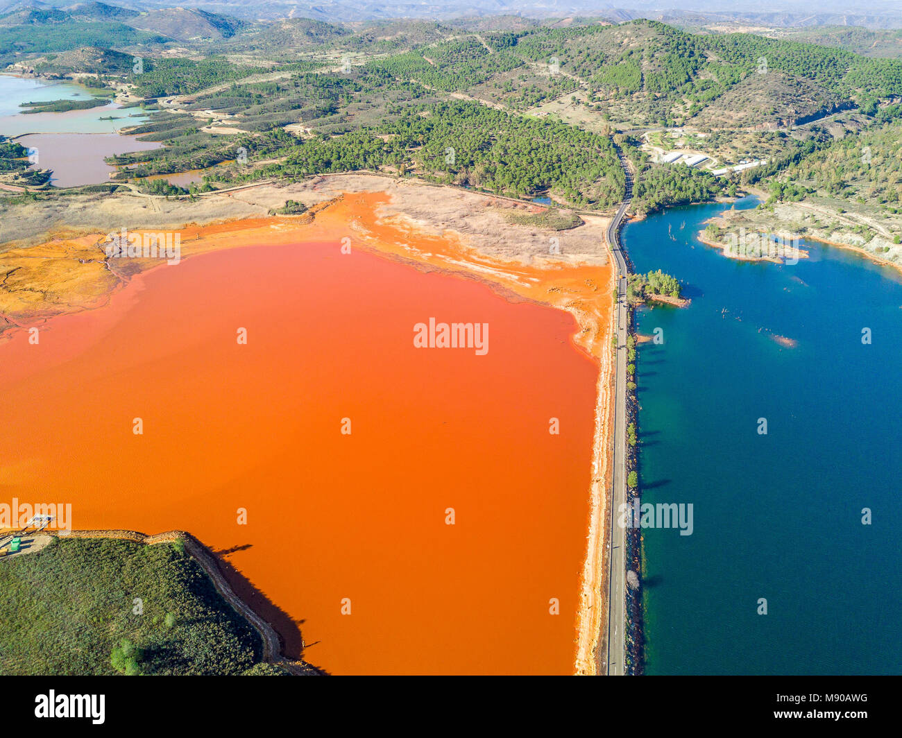 Paysage de l'antenne de l'insolite, les lacs colorés en Minas de Riotinto, Andalousie, Espagne Banque D'Images