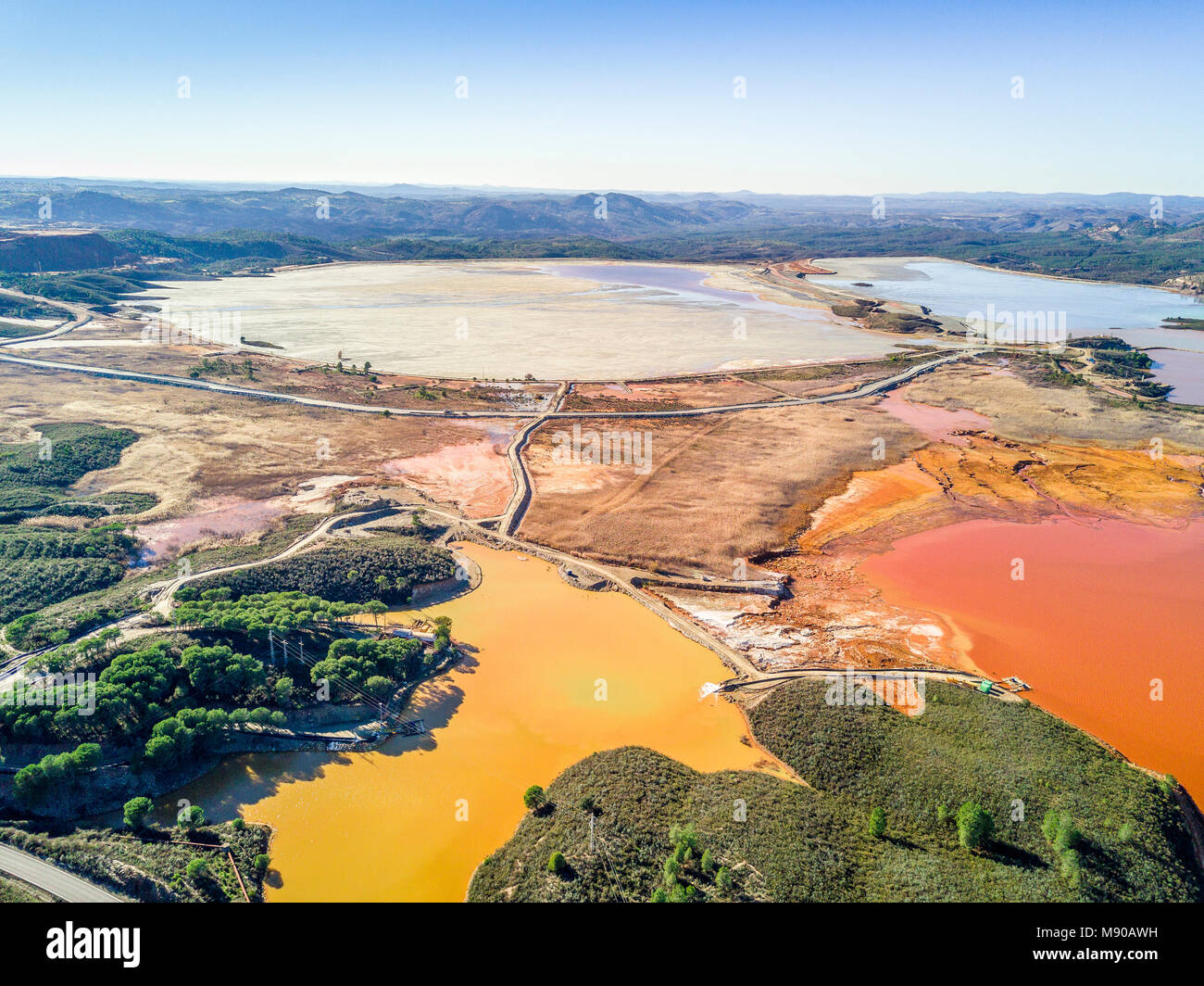 Paysage de l'antenne de l'insolite, les lacs colorés en Minas de Riotinto, Andalousie, Espagne Banque D'Images