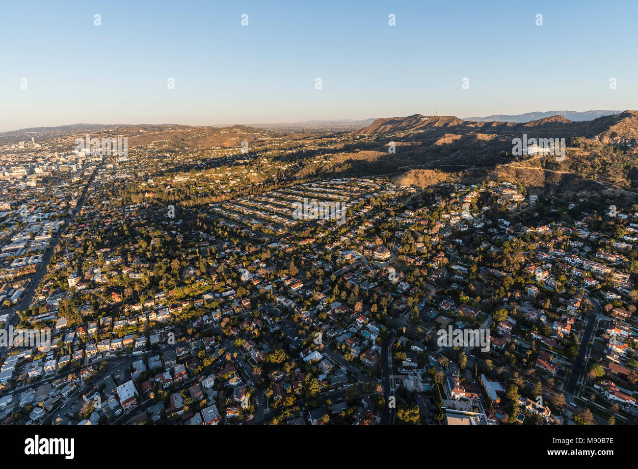 Los Angeles, Californie, USA - 20 Février, 2018 Matin : Vue aérienne de l'Hollywood Hills homes avec Griffith Park et Hollywood Sign in backgroun Banque D'Images