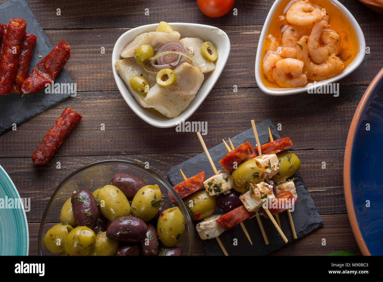 Tapas mixte table starters. Sandwichs ouverts, les crevettes, les olives. Vue d'en haut Banque D'Images