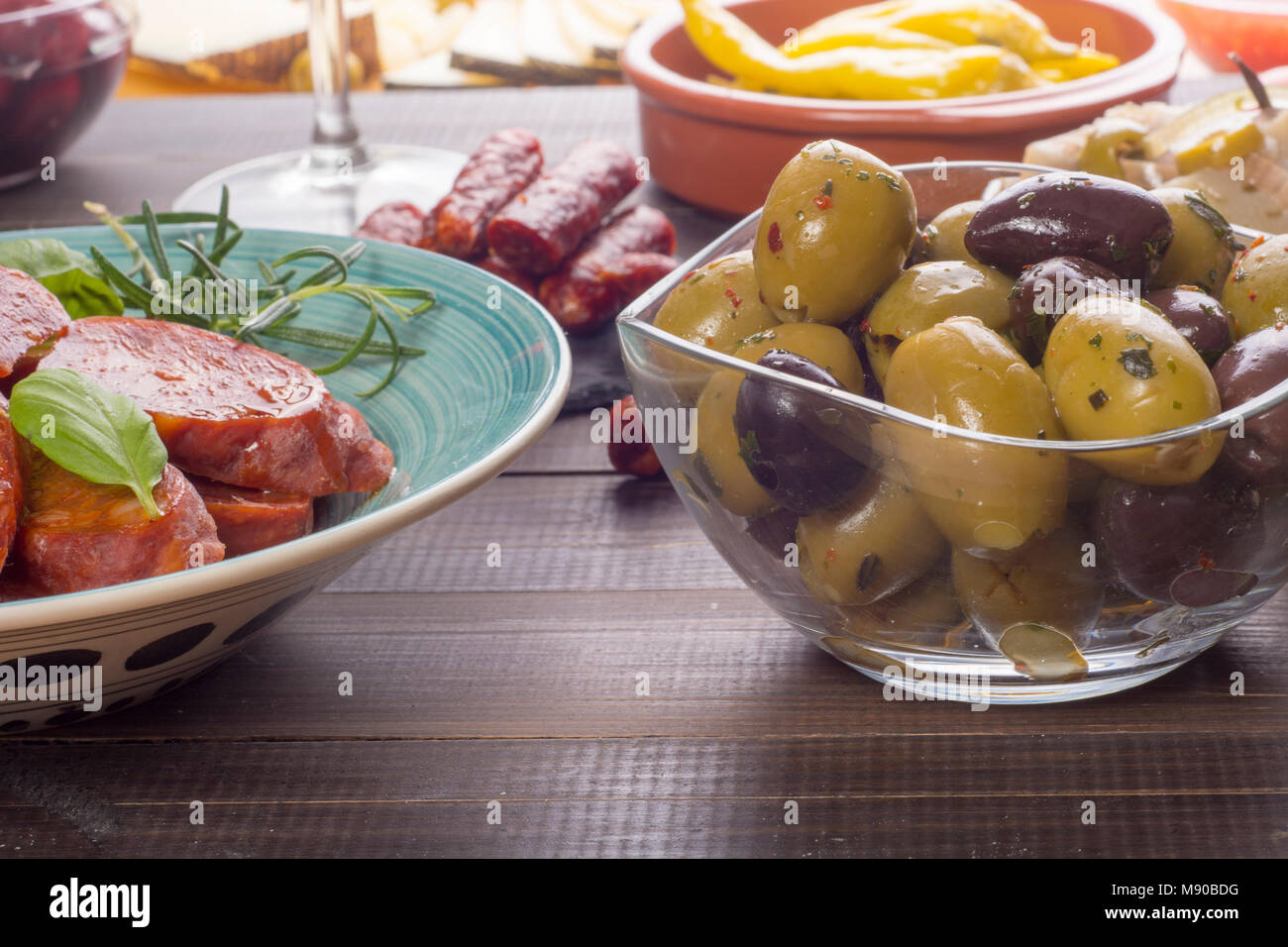 Démarreurs mixtes des tapas espagnoles sur table. Olives, chorizo et poivron vert Banque D'Images